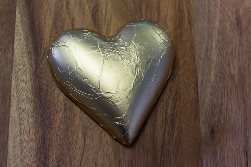 Hearts - Milk Chocolate Hearts In Gold Foil 30g Tub - Image 2