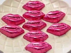 Kisses - Milk Chocolate Lips In Pink Foil 5kg