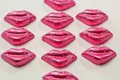 Kisses - Milk Chocolate Lips In Pink Foil 300g